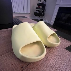 ADIDAS YEEZY SLIDE “GLOW GREEN” (2022)